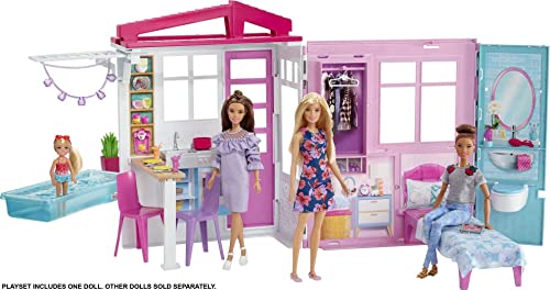 Barbie - Casa amueblada pleglable con cocina, piscina, dormitorio y lavabo con muñeca rubia, Embalaje sostenible, edad recomendada 3 años y más (Mattel GWY84), Exclusivo en Amazon